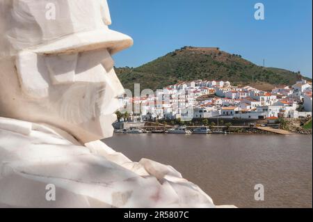 Statue d'un agent des douanes, Rio Guadiana, Alcoutim, Algarve, Portugal Banque D'Images