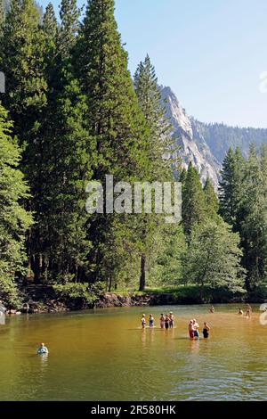 Touristes dans la rivière Merced, parc national de Yosemite, Californie, Etats-Unis, Merced River Banque D'Images