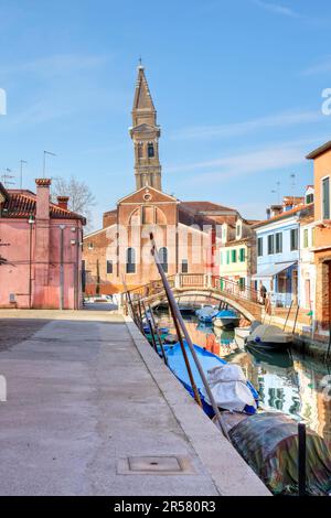 Basilique Santi Silvestro e Martino ai Monti, Campanile pendu, Piazza Galuppi, Ile de Burano, Venise, Vénétie, Regione del Veneto, Italie Banque D'Images