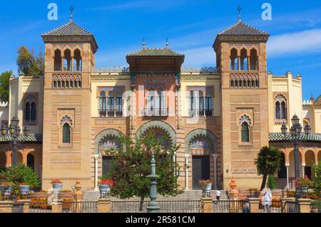 Musée d'Art populaire et de Douanes, Pavillon Mudejar, Parc Maria Luisa, Séville, Andalousie Banque D'Images