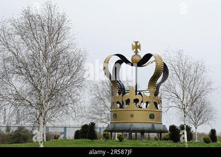 Sculpture d'une couronne géante à Larne érigée pour marquer le Jubilé de diamant de la reine Elizabeth II Banque D'Images