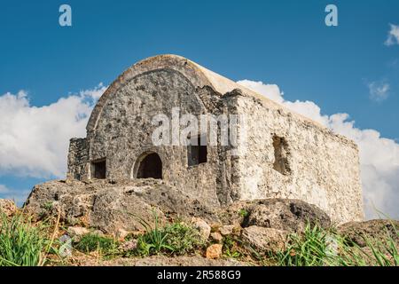 Une ancienne chapelle grecque sur une montagne près du village de Kayakoy, une ville fantôme abandonnée près de Fethiye en Turquie. Site de l'ancienne ville grecque de Karmi Banque D'Images
