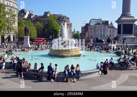 Londres, Royaume-Uni. 01st juin 2023. La foule profite du soleil à Trafalgar Square. Soleil dans le West End. Credit: JOHNNY ARMSTEAD/Alamy Live News Banque D'Images