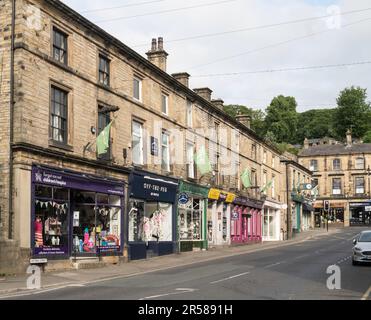 Une terrasse de magasins à Victoria Street, Holmfirth, West Yorkshire, Angleterre, Royaume-Uni Banque D'Images