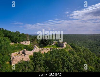 Szadvar, Szodliget est un château historique ou fort en ruine dans le nord-est de la Hongrie. Il y a sur le sommet du fort-montagne ce qui est 460meters haut. Il s'agit d'un Banque D'Images