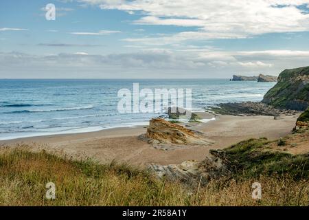 Affleurements rocheux sur une plage de sable dans le parc naturel des dunes de Liencres, Cantabrie, Espagne Banque D'Images