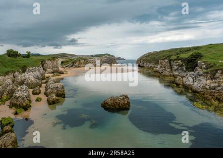 Magnifique paysage rocheux à Playa Virgen del Mar, Costa Quebrada, Cantabrie, Espagne Banque D'Images