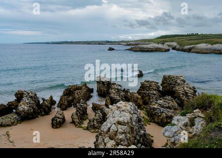 Plage des Rocheuses à Playa Virgen del Mar, Costa Quebrada, Cantabrie, Espagne Banque D'Images