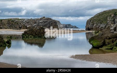 Paysage marin des Rocheuses à Costa Quebrada, Cantabrie, Espagne Banque D'Images