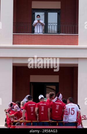 Séville, Espagne. 01st juin 2023. Les joueurs du FC Sevilla célèbrent le titre de champions de l'UEFA Europa League avec un trajet en bus dans les rues de Séville suivi de milliers de fans. Séville 1 juin 2023 Los jugadores del Sevilla FC celean ser campeones de la UEFA Europa League con una rua en autobus por las calles de Sevilla seguidos por miles de aficionados. Sevilla 01 de Junio de 2023 900/Cormon Press Credit: CORMON PRESS/Alay Live News Banque D'Images