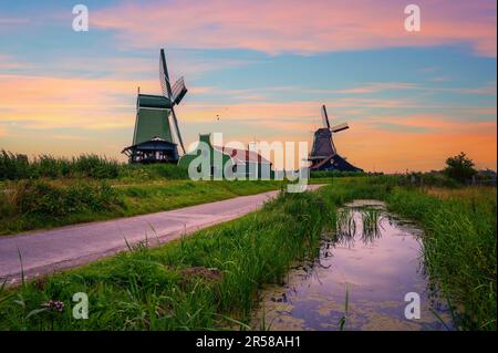 Coucher de soleil au-dessus des fermes et des moulins à vent de Zaanse Schans Banque D'Images