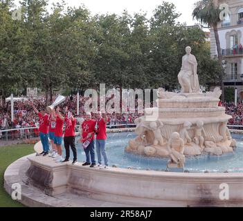 Séville, Espagne. 01st juin 2023. Les joueurs du FC Sevilla célèbrent le titre de champions de l'UEFA Europa League avec un trajet en bus dans les rues de Séville suivi de milliers de fans. Séville 1 juin 2023 Los jugadores del Sevilla FC celean ser campeones de la UEFA Europa League con una rua en autobus por las calles de Sevilla seguidos por miles de aficionados. Sevilla 01 de Junio de 2023 900/Cormon Press Credit: CORMON PRESS/Alay Live News Banque D'Images