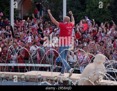 Séville, Espagne. 01st juin 2023. Les joueurs du FC Sevilla célèbrent le titre de champions de l'UEFA Europa League avec un trajet en bus dans les rues de Séville suivi de milliers de fans. Séville 1 juin 2023 Los jugadores del Sevilla FC celean ser campeones de la UEFA Europa League con una rua en autobus por las calles de Sevilla seguidos por miles de aficionados. Sevilla 01 de Junio de 2023 900/Cormon Press Credit: CORMON PRESS/Alay Live News Banque D'Images