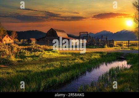 Coucher de soleil coloré sur la grange historique de Mormon Row dans le parc national de Grand Teton Banque D'Images