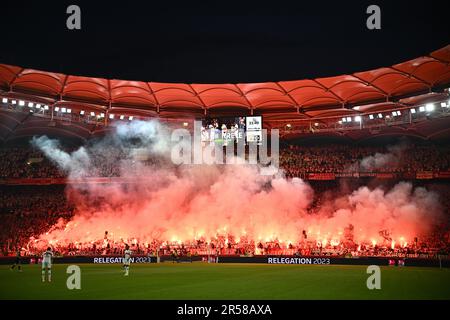 Stuttgart, Allemagne. 01st juin 2023. Football: Bundesliga - relégation, VfB Stuttgart - Hamburger SV, relégation, première jambe à l'arène Mercedes-Benz, les fans de Stuttgart enflamment les pyrotechniques pendant le match. NOTE IMPORTANTE: Conformément aux exigences de la DFL Deutsche Fußball Liga et de la DFB Deutscher Fußball-Bund, il est interdit d'utiliser ou d'avoir utilisé des photographies prises dans le stade et/ou du match sous forme de séquences d'images et/ou de séries de photos de type vidéo. Crédit : Tom Weller/dpa/Alay Live News Banque D'Images