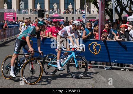 Rome, Italie. 28 mai 2023. Les cyclistes Nico Denz (G) d'Allemagne, équipe BORA - Hansgrohe et Aurélien Paret-peintre (d) de France, équipe AG2R Citroën, vus lors de la 106e édition du Giro d'Italia au point de départ du Palazzo della Civiltà Italiana, Rome EUR – district, Italie, Europe, Union européenne, UE Banque D'Images