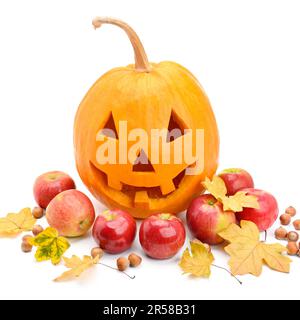 Tête de citrouille, les noix, les pommes et les feuilles jaune isolé sur fond blanc. L'Halloween est une maison de vacances. Banque D'Images