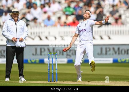 Stuart Broad de l'Angleterre bols pendant le LV= Insurance Day One Test Match Angleterre contre Irlande à Lords, Londres, Royaume-Uni, 1st juin 2023 (photo de Craig Thomas/News Images) Banque D'Images