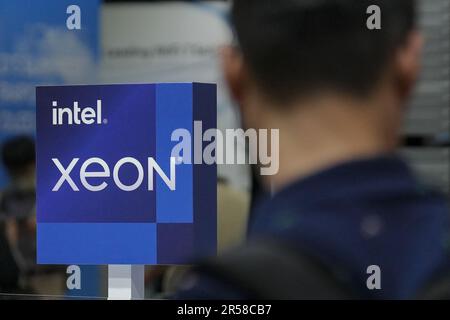 Taipei, Taïwan. 01st juin 2023. Le logo d'intel XEON, marque de processeurs Intel pour serveurs, vu au COMPUTEX 2023 à Taipei. L'édition 2023 de COMPUTEX se déroule du 30 mai au 02 juin 2023 et rassemble plus de 1 000 exposants de 26 pays différents avec 3000 stands pour présenter leurs derniers produits et signer des commandes avec des acheteurs étrangers. Crédit : SOPA Images Limited/Alamy Live News Banque D'Images