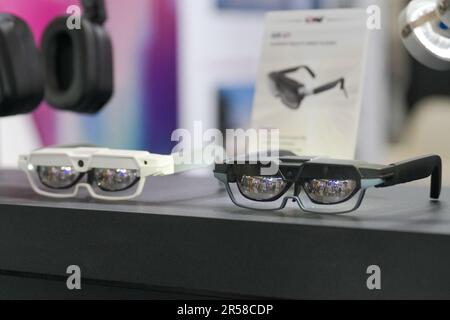 Taipei, Taïwan. 01st juin 2023. Lunettes de réalité augmentée (AR) exposées au COMPUTEX 2023 à Taipei. L'édition 2023 de COMPUTEX se déroule du 30 mai au 02 juin 2023 et rassemble plus de 1 000 exposants de 26 pays différents avec 3000 stands pour présenter leurs derniers produits et signer des commandes avec des acheteurs étrangers. Crédit : SOPA Images Limited/Alamy Live News Banque D'Images