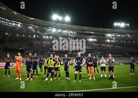 Stuttgart, Allemagne. 01st juin 2023. Football: Bundesliga - relégation, VfB Stuttgart - Hamburger SV, relégation, première jambe à l'arène Mercedes-Benz, les joueurs de Hambourg applaudissent les fans après le match. NOTE IMPORTANTE: Conformément aux exigences de la DFL Deutsche Fußball Liga et de la DFB Deutscher Fußball-Bund, il est interdit d'utiliser ou d'avoir utilisé des photographies prises dans le stade et/ou du match sous forme de séquences d'images et/ou de séries de photos de type vidéo. Crédit : Tom Weller/dpa/Alay Live News Banque D'Images