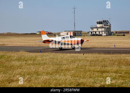 Un avion léger entrant dans la terre à l'aéroport de Blackpool, Blackpool, Lancashire, Royaume-Uni, Europe Banque D'Images