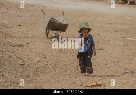 Vallée du Jourdain, Palestine. 01st juin 2023. Un enfant bédouin palestinien vu près de leur khirbet, menacé de démolition par l'armée israélienne, dans la vallée du Jourdain, dans le nord de la Cisjordanie occupée. Aujourd'hui, 1 juin, le gouvernement israélien a livré onze ordres pour démolir des maisons pour les résidents de ce khirbet, qui est situé près de l'avant-poste illégal de Koki. Crédit : SOPA Images Limited/Alamy Live News Banque D'Images