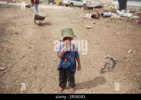 Vallée du Jourdain, Palestine. 01st juin 2023. Un enfant bédouin palestinien vu près de leur khirbet, menacé de démolition par l'armée israélienne, dans la vallée du Jourdain, dans le nord de la Cisjordanie occupée. Aujourd'hui, 1 juin, le gouvernement israélien a livré onze ordres pour démolir des maisons pour les résidents de ce khirbet, qui est situé près de l'avant-poste illégal de Koki. Crédit : SOPA Images Limited/Alamy Live News Banque D'Images