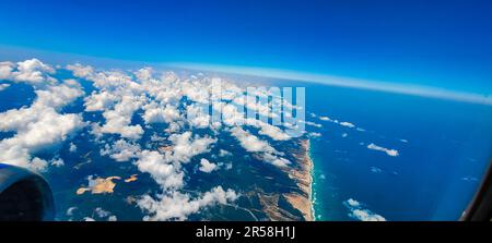 Vue sur les avions de l'aéroport international Sabiha Gokcen (SAW), du district de Pendik et de la côte de la mer de Marmara. Turquie, Istanbul. Juillet 2022. Banque D'Images