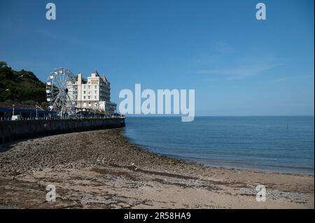 Llandudno Beach and Pier, avec le Grand Hotel et la Grande roue sur la photo. Banque D'Images