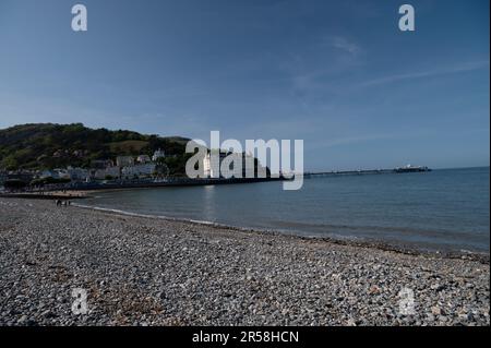 Llandudno Beach avec la jetée, Great Orme, Big Wheel et Grand Hotel au loin. Banque D'Images