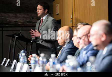 Washington, États-Unis d'Amérique. 31st mai 2023. Washington, États-Unis d'Amérique. 31 mai 2023. Daniel Evans, administrateur adjoint associé adjoint de la Direction des missions scientifiques de la NASA, parle lors d'une réunion publique de l'équipe d'étude indépendante sur les phénomènes anormaux non identifiés au siège social de la NASA Mary W. Jackson, à 31 mai 2023, à Washington, DC le groupe de travail UAP cherche des réponses à ce qui est communément appelé OVNI. Credit: Joel Kowsky/NASA/Alamy Live News Banque D'Images