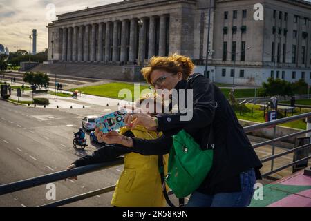 Buenos Aires, Argentine. 27th mai 2023. Mère et fils prennent un selfie à Recoleta. (Photo par Patricio Murphy/SOPA Images/Sipa USA) crédit: SIPA USA/Alay Live News Banque D'Images