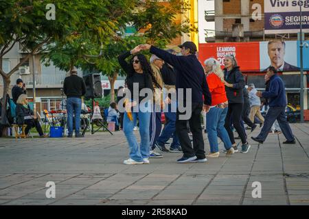 Buenos Aires, Argentine. 28th mai 2023. Un groupe de personnes se rassemblent pour danser le folklore à Rosario. (Photo par Patricio Murphy/SOPA Images/Sipa USA) crédit: SIPA USA/Alay Live News Banque D'Images