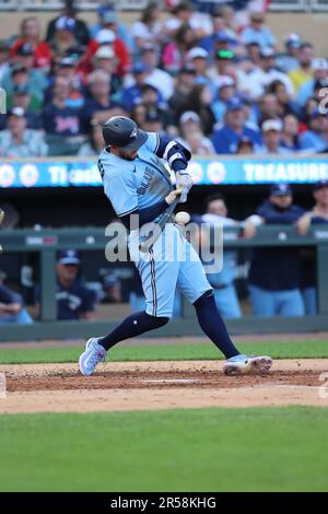 26 mai 2023, Minneapolis, Minnesota, États-Unis : 26 mai 2023, Minneapolis, Minnesota, États-Unis : George Springer, le premier joueur de Toronto Blue Jays (4), relie le ballon pendant le match entre les Blue Jays de Toronto et les Twins du Minnesota au champ cible. Crédit obligatoire: Bruce Fedyck Zuma Press (image de crédit: © Bruce Fedyck/ZUMA Press Wire) USAGE ÉDITORIAL SEULEMENT! Non destiné À un usage commercial ! Banque D'Images