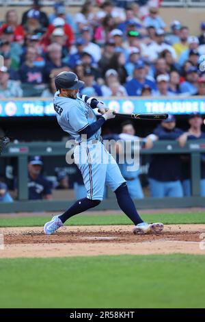 26 mai 2023, Minneapolis, Minnesota, États-Unis : 26 mai 2023, Minneapolis, Minnesota, États-Unis : George Springer, le premier joueur de Toronto Blue Jays (4), relie le ballon pendant le match entre les Blue Jays de Toronto et les Twins du Minnesota au champ cible. Crédit obligatoire: Bruce Fedyck Zuma Press (image de crédit: © Bruce Fedyck/ZUMA Press Wire) USAGE ÉDITORIAL SEULEMENT! Non destiné À un usage commercial ! Banque D'Images