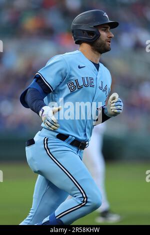 26 mai 2023, Minneapolis, Minnesota, États-Unis : 26 mai 2023, Minneapolis, Minnesota, États-Unis : Kevin Kiermaier, le joueur du centre des Blue Jays de Toronto (39), dirige les bases pendant le match entre les Blue Jays de Toronto et les Twins du Minnesota au champ cible. Crédit obligatoire: Bruce Fedyck Zuma Press (image de crédit: © Bruce Fedyck/ZUMA Press Wire) USAGE ÉDITORIAL SEULEMENT! Non destiné À un usage commercial ! Banque D'Images