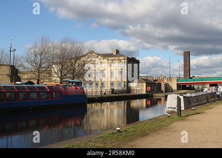 Des barques à la truelle amarrées à Victoria Quay, Sheffield Canal Basin, Angleterre, Royaume-Uni. Régénération urbaine Banque D'Images