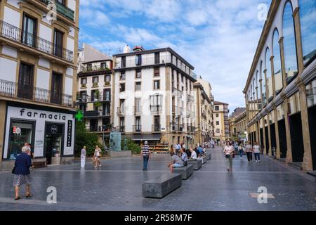 Donostia-San Sebastian, Espagne - 15 septembre 2022 : une rue dans la vieille ville de San Sebastian Banque D'Images