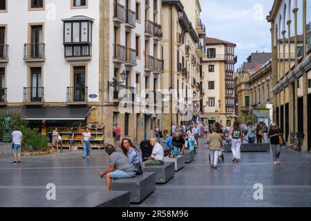 Donostia-San Sebastian, Espagne - 15 septembre 2022 : une rue dans la vieille ville de San Sebastian Banque D'Images