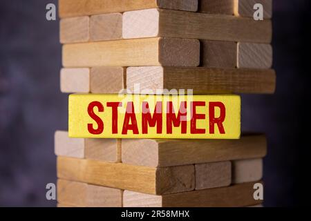 Vue de dessus blocs avec le mot STAMMER sur le fond blanc avec des pilules Banque D'Images
