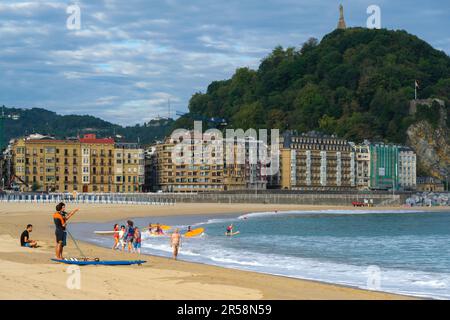 Donostia-San Sebastian, Espagne - 15 septembre 2022 : le mont Urgull et la vieille ville de San Sebastian Banque D'Images