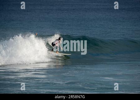 donostia-San Sebastian, Espagne - 15 septembre 2022 : surfeur sur la plage de Zurriola Banque D'Images