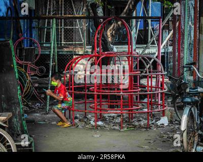 Bangkok, Thaïlande. 9th févr. 2022. Aire de jeux pour enfants vue au marché Khlong Toei, le plus grand marché frais de Bangkok, sur la route Rama IV. (Credit image: © Nathalie Jamois/SOPA Images via ZUMA Press Wire) USAGE ÉDITORIAL SEULEMENT! Non destiné À un usage commercial ! Banque D'Images