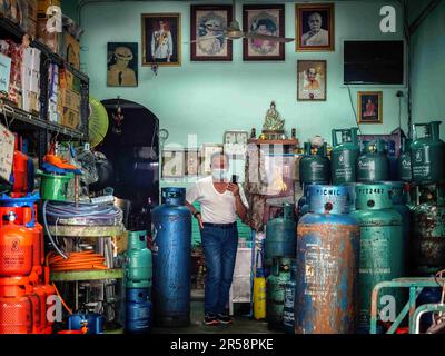 Bangkok, Thaïlande. 9th févr. 2022. Un magasin thaïlandais local avec bouteille de gaz à vendre au marché Khlong Toei, le plus grand marché frais de Bangkokà, sur Rama IV Road. (Credit image: © Nathalie Jamois/SOPA Images via ZUMA Press Wire) USAGE ÉDITORIAL SEULEMENT! Non destiné À un usage commercial ! Banque D'Images