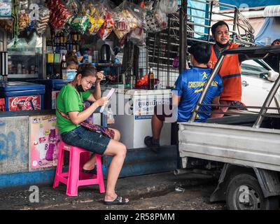 Bangkok, Thaïlande. 9th févr. 2022. Les thaïlandais vus en face de la boutique locale, sur la ruelle du marché Khlong Toei, le plus grand marché frais de Bangkokà, sur Rama IV Road. (Credit image: © Nathalie Jamois/SOPA Images via ZUMA Press Wire) USAGE ÉDITORIAL SEULEMENT! Non destiné À un usage commercial ! Banque D'Images