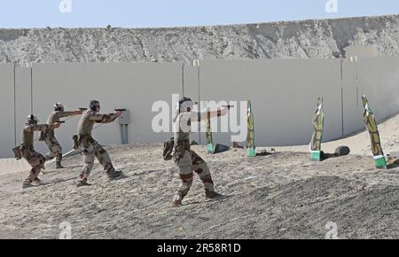 Quatre membres des forces de sécurité françaises exercent plusieurs positions de tir lors d'un événement d'entraînement de tir conjoint avec leurs États-Unis Homologues de la Force aérienne à la base aérienne d'Al Dhafra, Émirats arabes Unis, 26 mai 2023. Les aviateurs de l’aile expéditionnaire aérienne de 380th s’entraînent régulièrement avec les pays partenaires pour perfectionner leurs capacités, renforcer leurs relations et apprendre les meilleures pratiques de chacun. (É.-U. Photo de la Force aérienne par Tech. Sgt Alex Fox Echols III) Banque D'Images