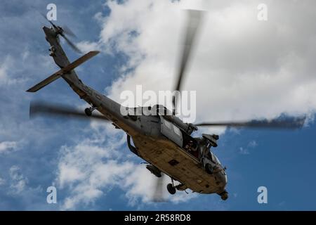 FALLON, Nevada. (25 mai 2023) un hélicoptère MH-60s Knight Hawk, affecté à l'escadron de combat en mer (HSC) 4, vole au-dessus pour un exercice d'évacuation des blessés pendant le Fallon de l'escadre aérienne. Air Wing Fallon fait partie du cycle d'entraînement de pré-déploiement des ailes d'air porteuses de la Marine. HSC-4, ainsi que VFA-2, VFA-192, VFA-113, VFA-97, VAQ-136, VAW-113 et HSM-78 comprennent CVW-2 et sont détachés de NAS Fallon afin d'affiner leur préparation à la guerre par un programme rigoureux de 5 semaines. La formation effectuée pendant l'aile Air Fallon pilote l'intégration de l'aile aérienne et assure que tous les escadrons CVW-2 Banque D'Images