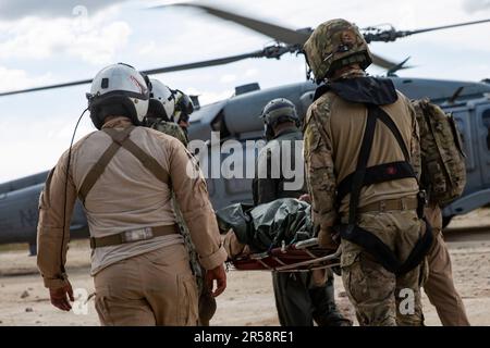 FALLON, Nevada. (25 mai 2023) les marins transportent une victime simulée sur une portée d'évacuation médicale à un hélicoptère MH-60s Knight Hawk, affecté à l'escadron de combat en mer (HSC) 4, dans le cadre d'un exercice d'évacuation de victimes durant le Fallon de l'escadre aérienne. Air Wing Fallon fait partie du cycle d'entraînement de pré-déploiement des ailes d'air porteuses de la Marine. HSC-4, ainsi que VFA-2, VFA-192, VFA-113, VFA-97, VAQ-136, VAW-113 et HSM-78 comprennent CVW-2 et sont détachés de NAS Fallon afin d'affiner leur préparation à la guerre par un programme rigoureux de 5 semaines. La formation effectuée pendant Air Wing Fallon conduit air wi Banque D'Images