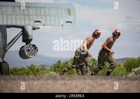 FALLON, Nevada. (16 mai 2023) Aviation Ordnanceman 2nd classe Alexander Gardner, de McMinnville, Ore., à gauche, Et l'officier d'aviation Michael Tirado, de San Juan, Porto Rico, court après avoir tiré la goupille de sécurité sur un lanceur DE fusée numérique LAU-61 G/A sur un hélicoptère MH-60s Seahawk, affecté à l'Escadron de combat en mer (HSC) 4, à la station aérienne navale (NAS) Fallon pendant l'aile aérienne. Air Wing Fallon fait partie du cycle d'entraînement de pré-déploiement des ailes d'air porteuses de la Marine. HSC-4, ainsi que VFA-2, VFA-192, VFA-113, VFA-97, VAQ-136, VAW-113 et HSM-78 comprennent CVW-2 et sont détachant Banque D'Images